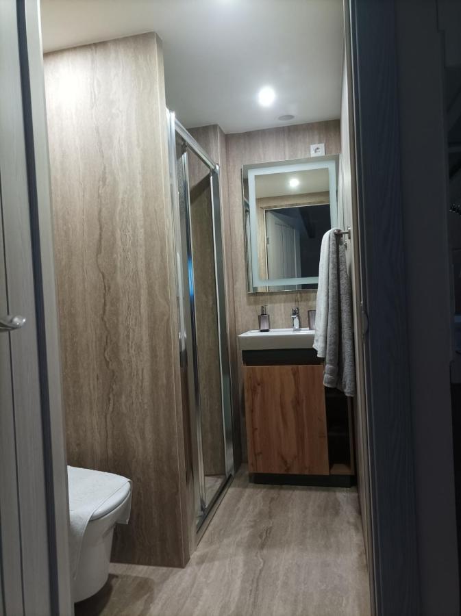Chorni Vivtsy Apartment Chernivtsi Bagian luar foto